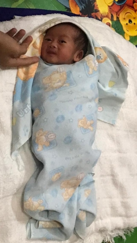 Bayi perempuan di dalam kardus yang di temukan warga di teras salah satu rumah penduduk di kec. Siman