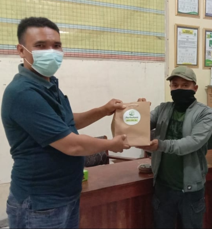 Asper BKPH Po. Sel Budi Prihartono saat memberi bingkisan untuk penyadap LMDH setelah kerja bakti di kantor BKPH Ponorogo Selatan