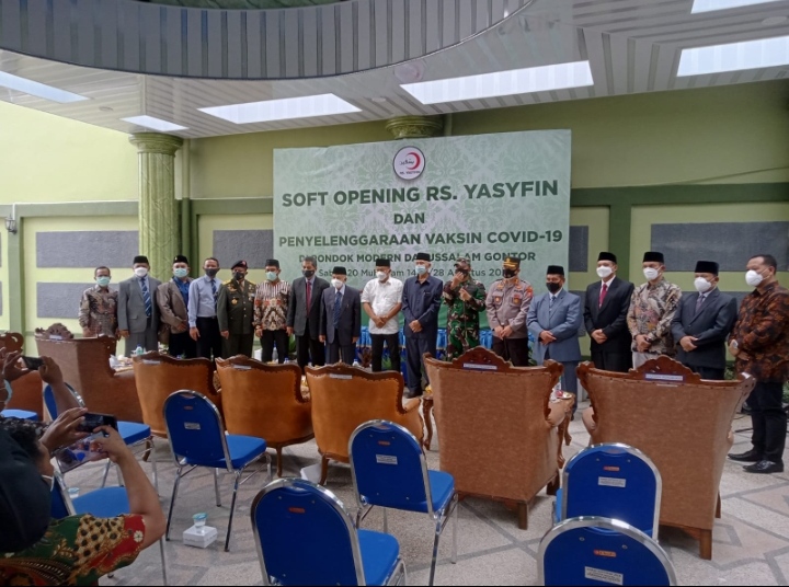 Sesi foto bersama  saat PMDG Gelar Vaksinasi dan Soft Opening RS Yasyfin