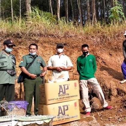 Kepala desa, Ketua LMDH dan Asper BKPH Ponorogo Barat sesaat sebelum pembagian sepatu kerja