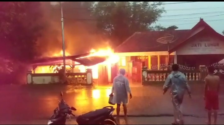 Rumah di Jln mayjen sutoyo timur jembatan cekok terbakar tersambar petir