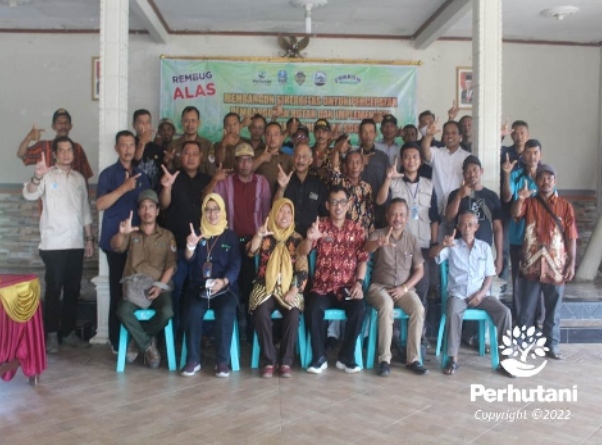 Foto Bersama Usai Rembug Alas Di Balai Desa Gemarang