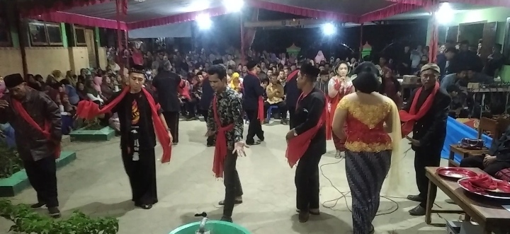 Para penggemar Gambyong di dusun Kedung saat peringatan HUT RI ke 77 