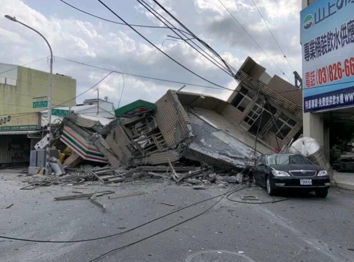 Gedung roboh sesaat setelah gempa dasyat melanda taiwan