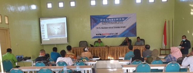 Peserta pelatihan jurnalistik saat mendengarkan materi pelatihan