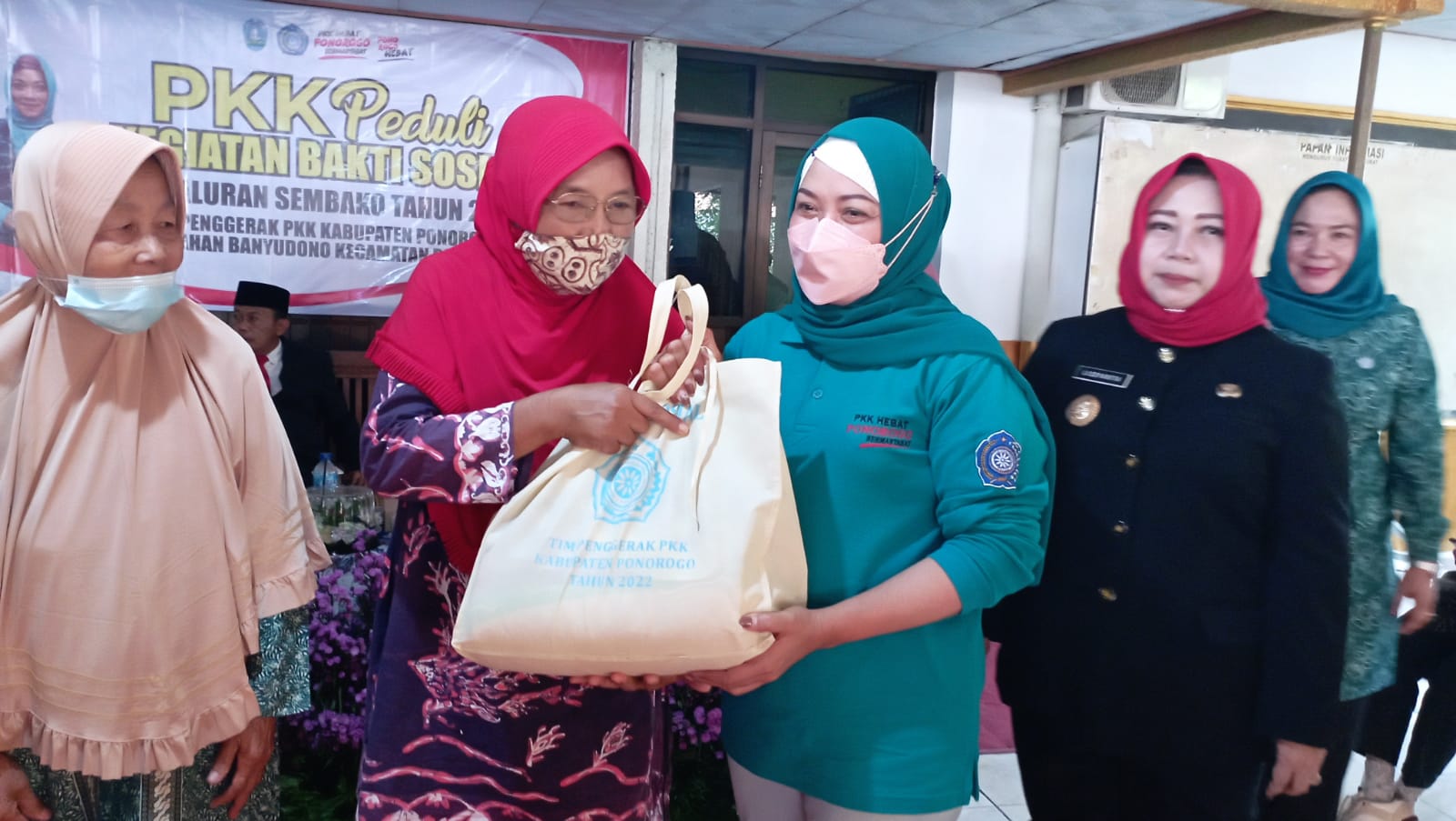 Susilowati Ketua TK PKK kabupaten serahkan bantuan sosial