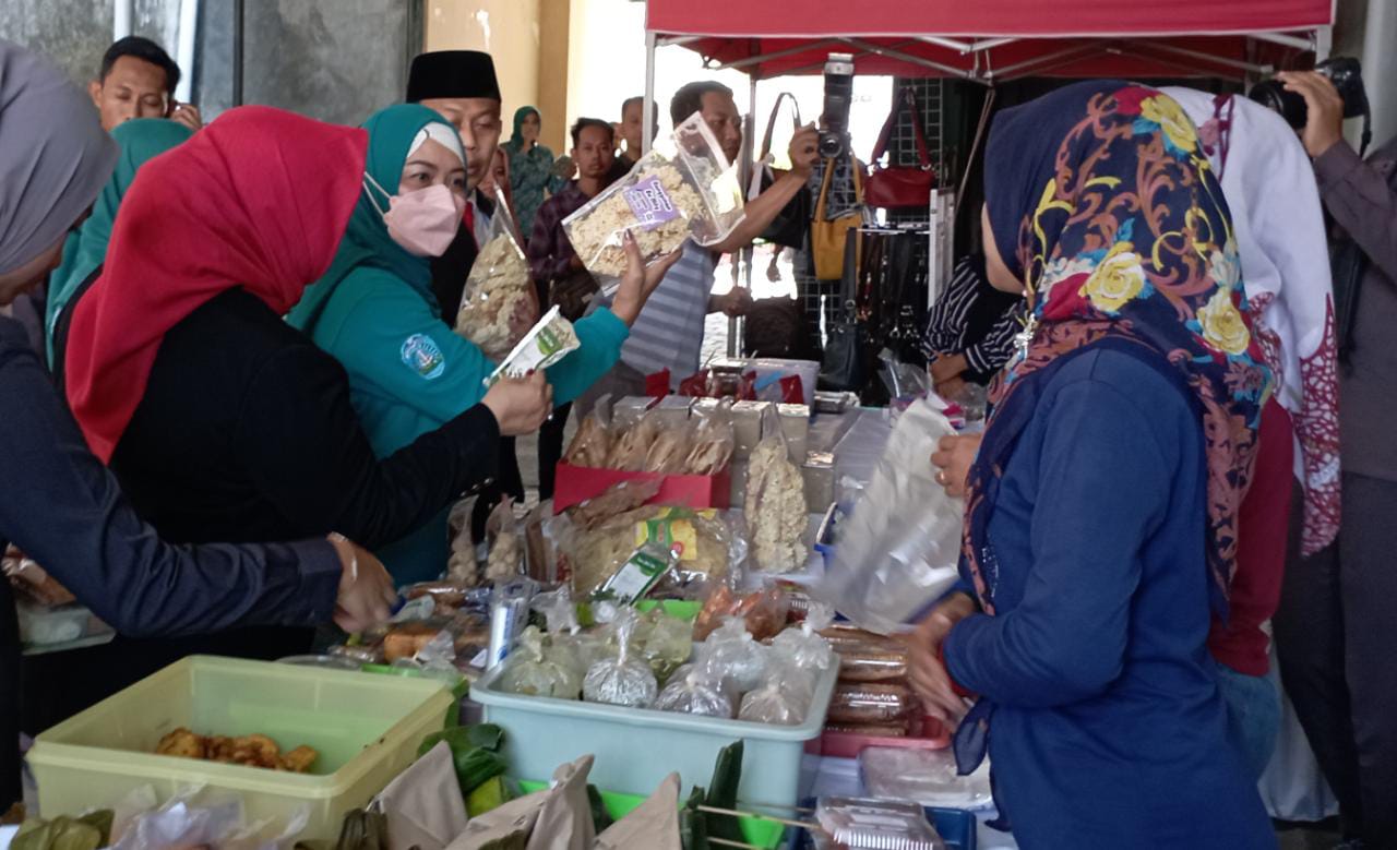 Ketua TP PKK kabupaten Susilowati saat melihat bazar