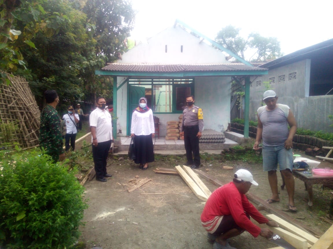 Kades Suherwan SH.MH dan  Camat Hj. Erni Harismawanti S.Sos.MSi bersama warga gotong royong saat pembongkaran atab rumah mbah minthi ( foto : aw )