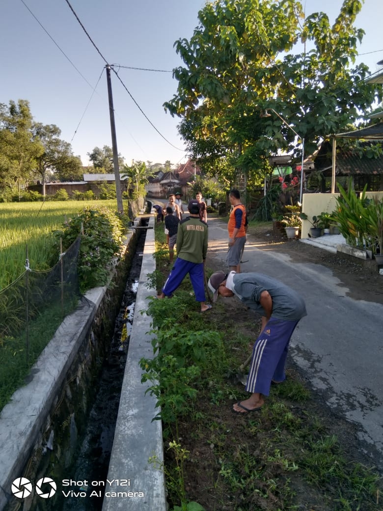 Bersama warga, Nuri selaku kepala desa ikut terjun kerja bakti