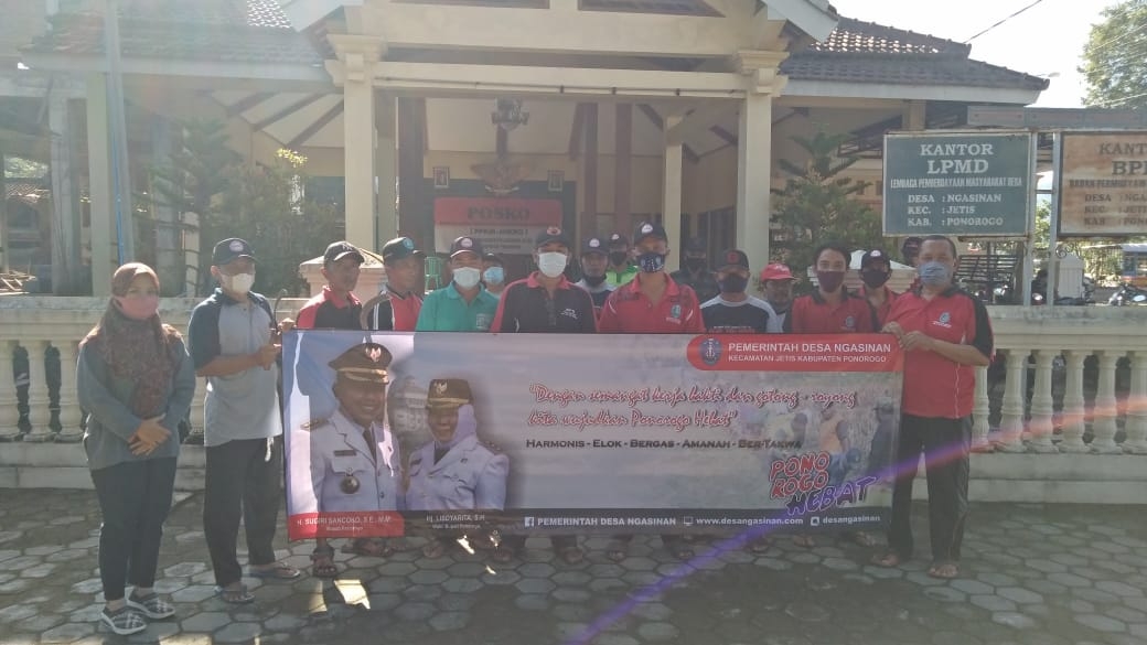 Foto bersama dalam rangka kerja bakti mensukseskan program 100 hari Bupati Sugiri Sancoko ( foto : aw )