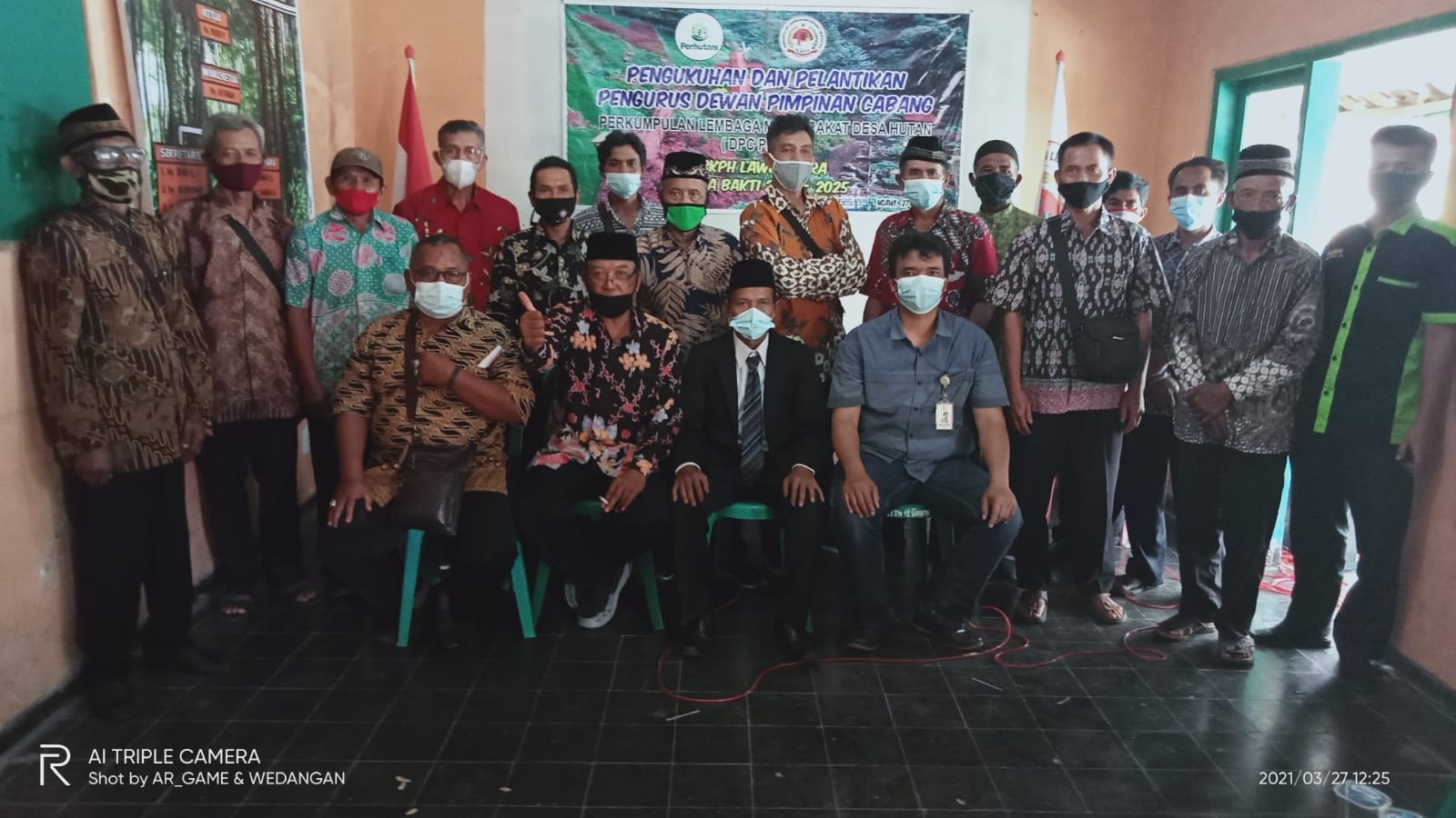 Foto bersama sesaat setelah prosesi pelantikan DPC PLMDH Lawu Utara Ngawi. (Fotto  : Didik M)