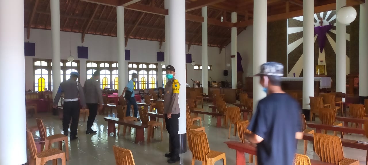  Wakapolsek Sooko Polres Ponorogo Ipda Suprapto bersama anggota melaksanakan koordinasi dengan pihak Gereja Paroki Santo Hillarius 