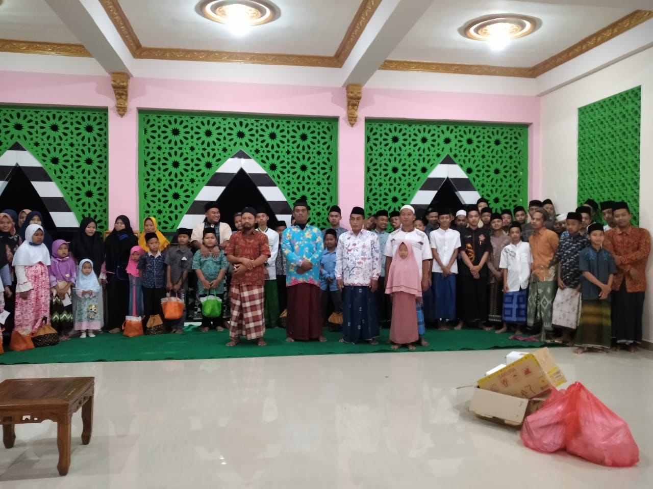 Santunan Anak Yatim-Piatu Dan Dhuafa Di Masjid LKSA Al-Bukhori Lantai 2 Sampung Ponorogo