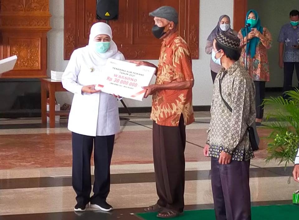 Gubernur Jawa Timur Khofifah Indar Parswansa menyerahkan secara simbolis KUR Porang BNI ke Perwakilan LMDH