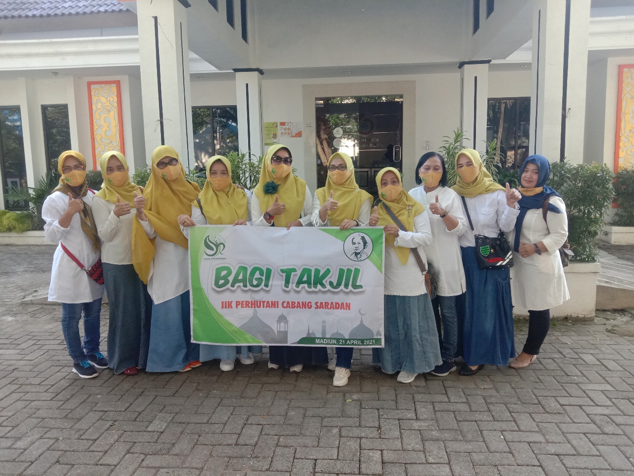 Ketua IIK Perhutani KPH Saradan Rizkia Andansari  dibantu oleh segenap pengurus IIK Perhutani KPH Saradan