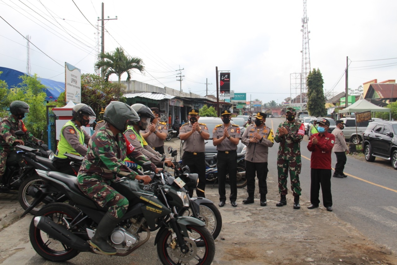 Petugas siam menyalurkan bantuan 