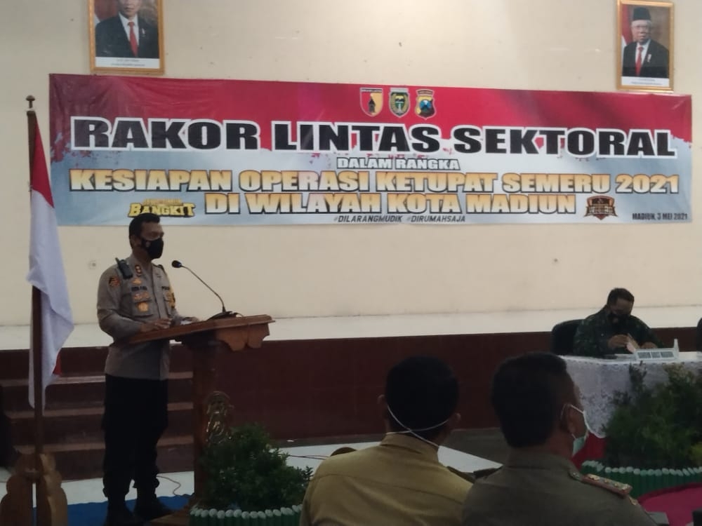 Kapolres Madiun Kota AKBP Dewa Putu Eka Darmawan saat memaparkan Operasi Ketupat Semeru 2021