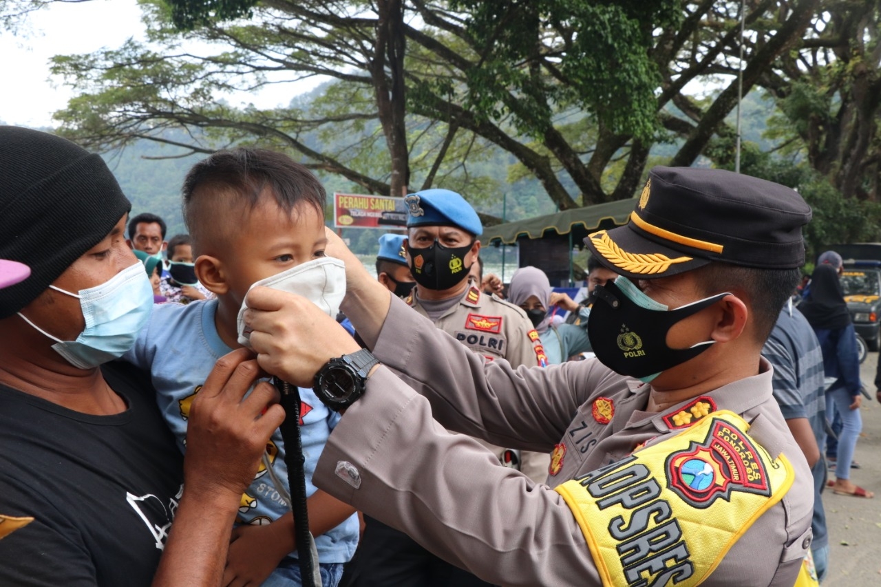 Kapolres Ponorogo AKBP Mochamad Nur Azis SH,,SIK,,Msi saat membagi masker di wisata Ngebel 