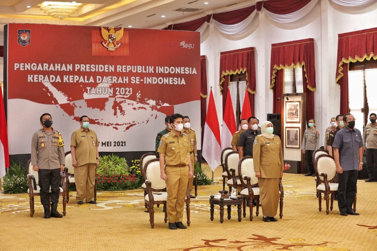 Gubernur Khofifah Indar Parawansa, Pangdam V Brawijaya Mayjen TNI Suharyanto dan Kapolda Jatim Irjen Pol Dr. Nico Afinta, bersama jajaran pejabat utama (PJU) Polda Jatim, Mengikuti zoom meeting arahan Presiden RI 