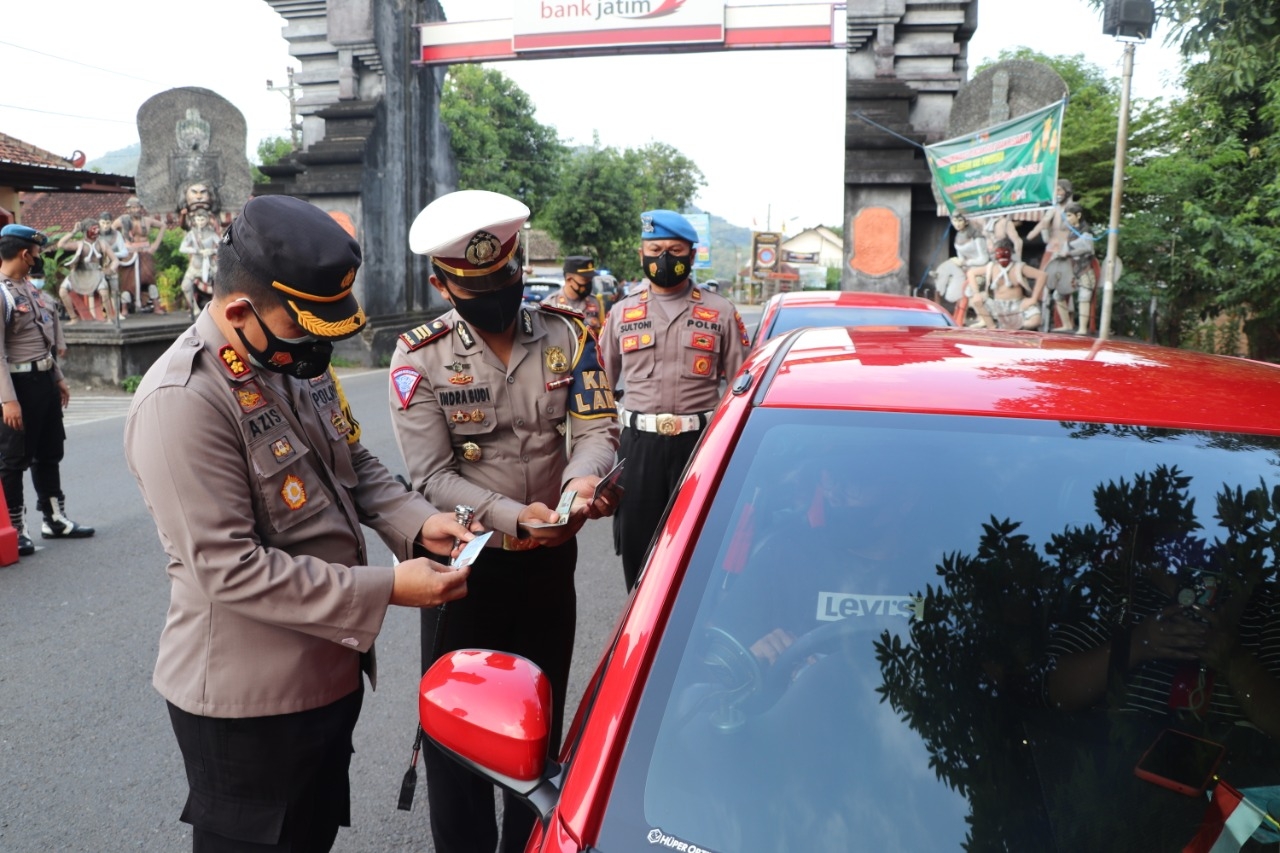 Kapolres Ponorogo saat cek pos perbatasan  Jatim - Jateng. 
 Pos Biting Ponorogo - Purwantoro