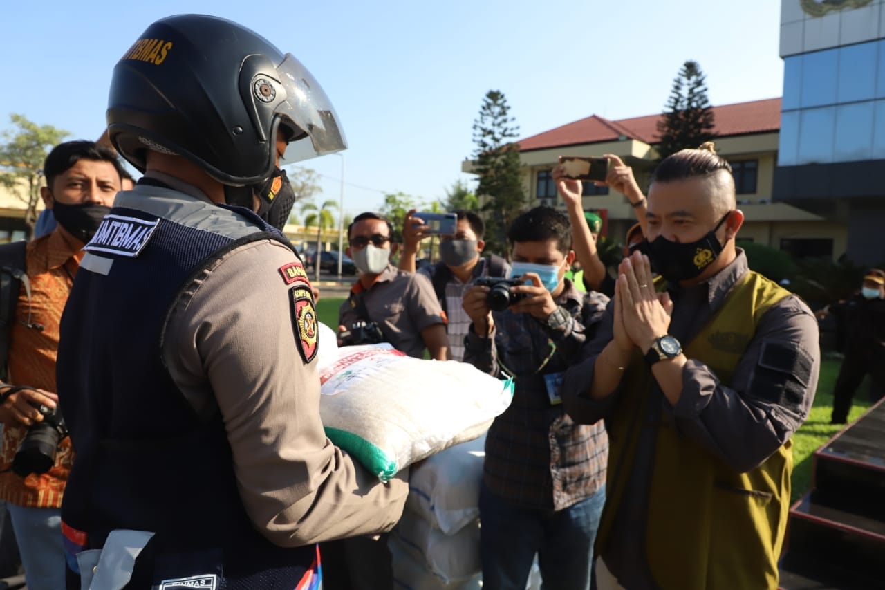 Pendistribusian bansos dipimpin langsung Kapolres Mojokerto AKBP Dony Alexander dan Dandim 0815 Letkol Inf Dwi Mawan Sutanto