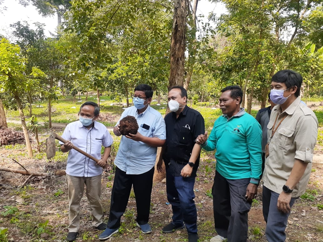 Direktur Pusat Penelitian Bioteknologi dan Bioindustri Indonesia Riset Perkebunan Nusantara Priyono bersama ADM KPH Saradan