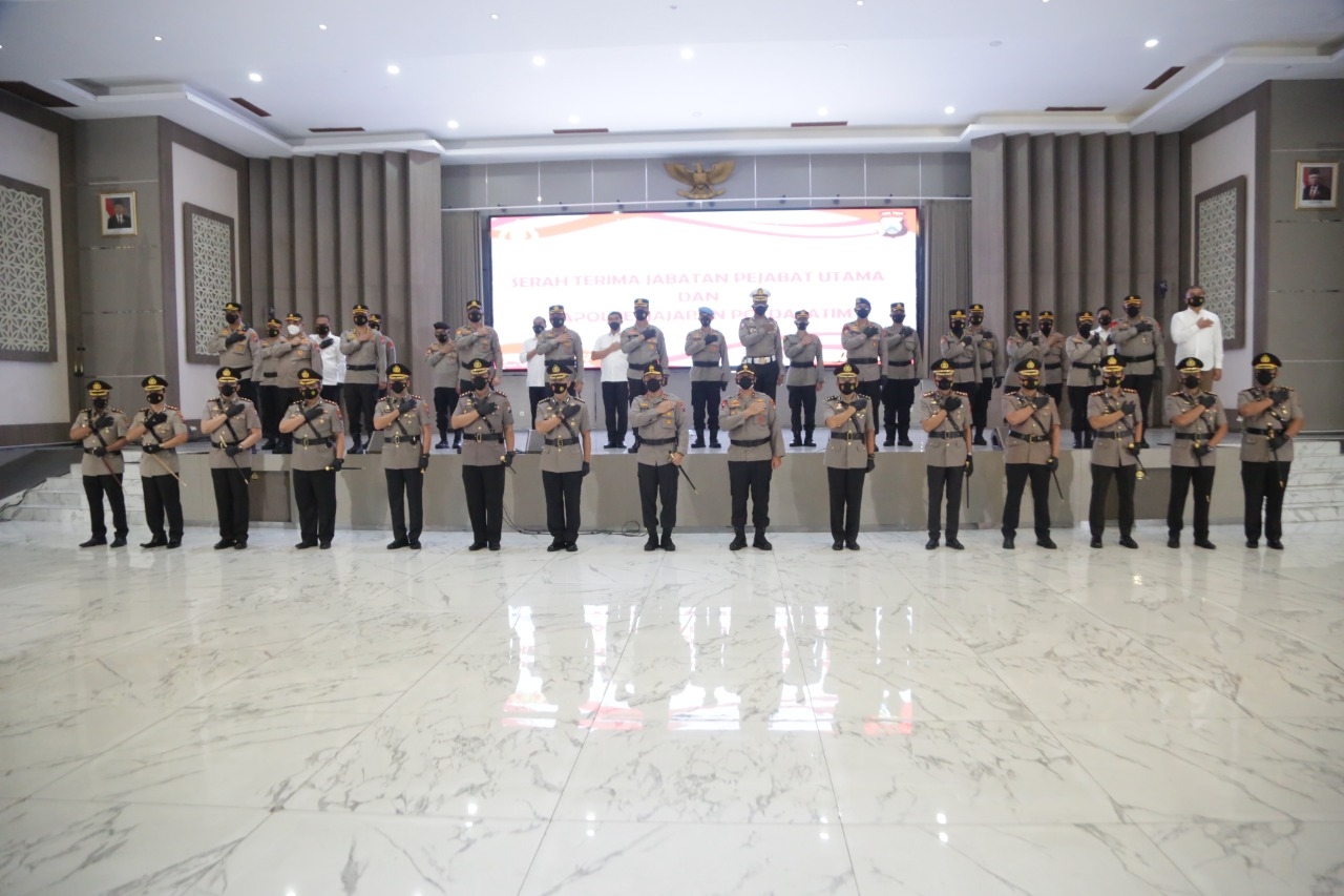 Kapolda) Jawa Timur Irjen Pol Dr. Nico Afinta, didampingi Wakapolda Jatim Brigjen Pol. Slamet Hadi Supraptoyo saat melaksanakan serah terima Pejabat Utama (PJU) 