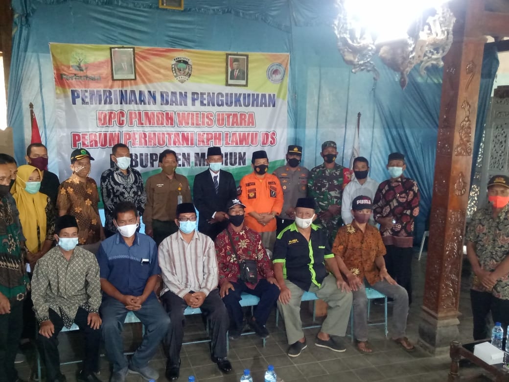 Foto bersama sesaat usai pelantikan dan pengukuhan DPC PLMDH WILIS UTARA