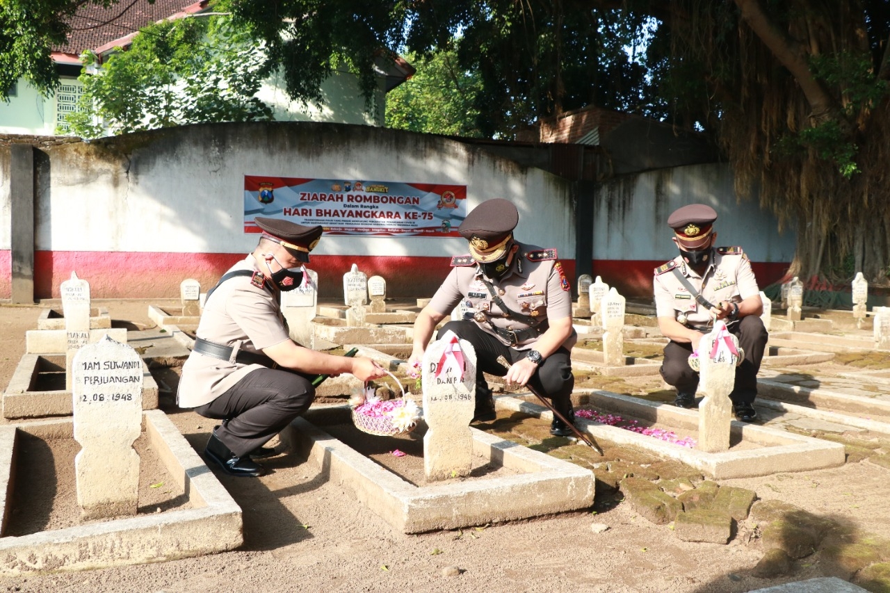 Polres Ponorogo mengadakan ziarah dan tabur bunga 