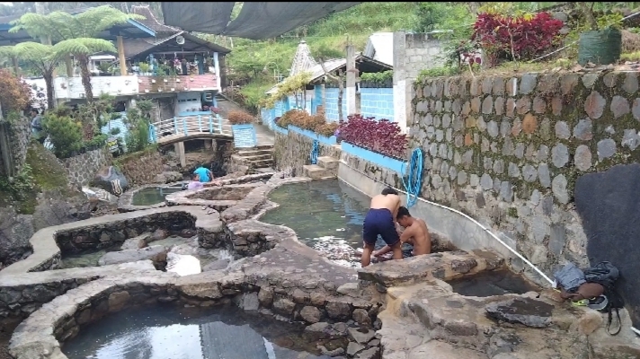 Suprapto Pengelola Pemandian air panas yang Dukuh Pucuk, Desa Wagir Lor, Kecamatan Ngebel, Ponorogo