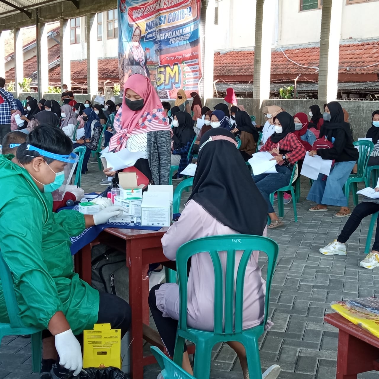 Suasana saat pelaksanaan vaksin  COVID 19 dosis 1 ke siswa SMKN 2 Ponorogo