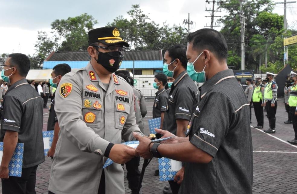 Netizen saat menerima  penghargaan dari Kapolres Trenggalek AKBP Dwiasi Wiyatputera, S.H., S.I.K., M.H. 