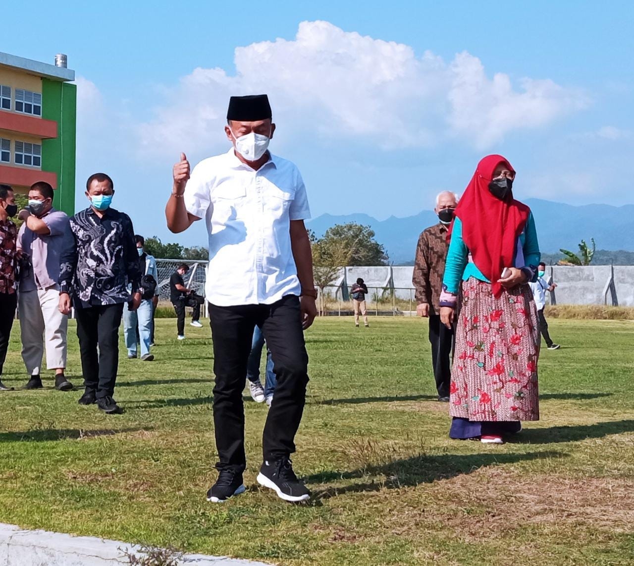 Bupati Ponorogo di dampingi rektor dan dekan saat meninjau lapangan IAIN Ponorogo
