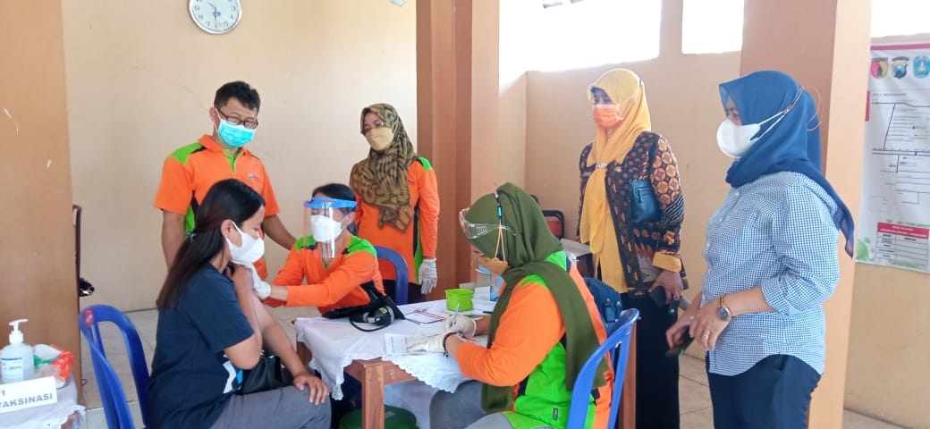 Suasana saat berlangsung giat vaksinasi di desa Bajang Balong Ponorogo