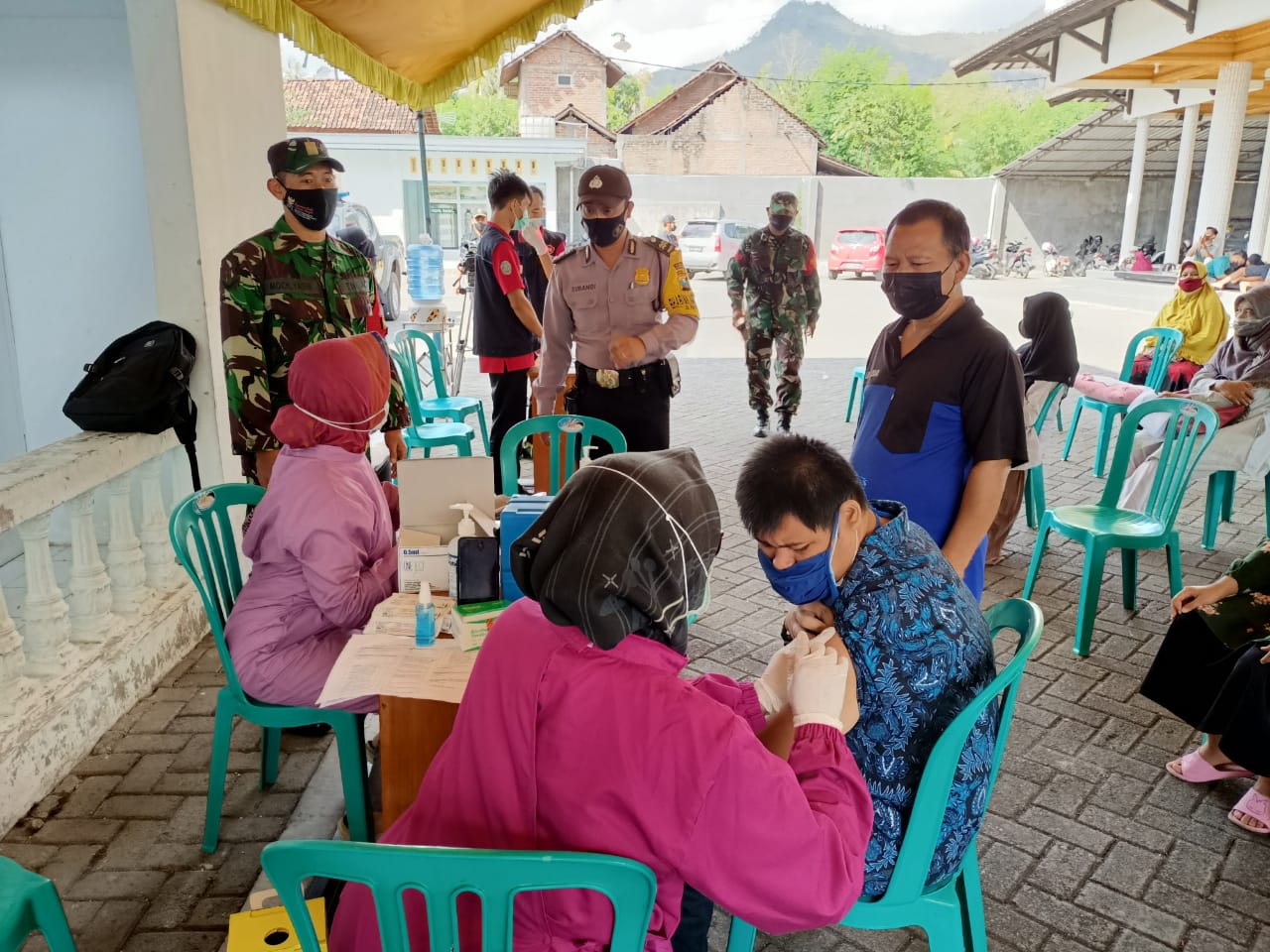 Kapolsek Sawoo AKP Joko Suseso. S.Sos. dan Danramil Sawoo Lettu Inf. Nariyo memimpin langsung anggotanya saat melaksanakan pengamanan giat Vaksinasi  