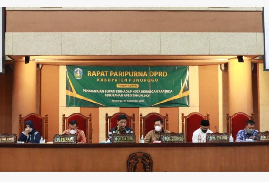 Ketua DPRD Ponorogo Sunarto dan Rapat Paripurna di hadiri oleh Bupati Ponorogo Sugiri Sancoko dan  Wakil Bupati Ponorogo  Lisdyarita