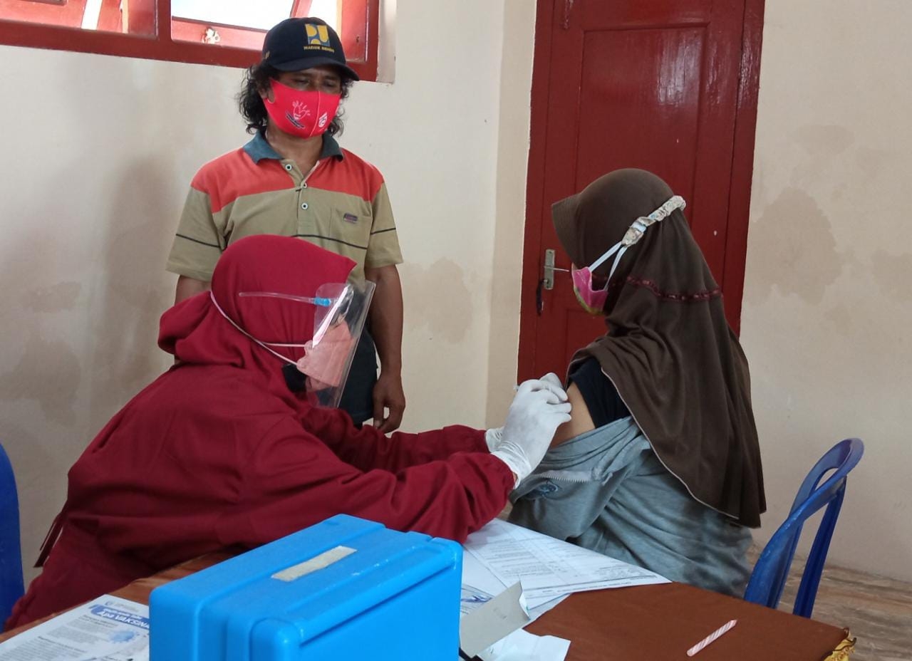 Samsuri, kelapa desa Madusari saat melihat warganya sedang di vaksin.