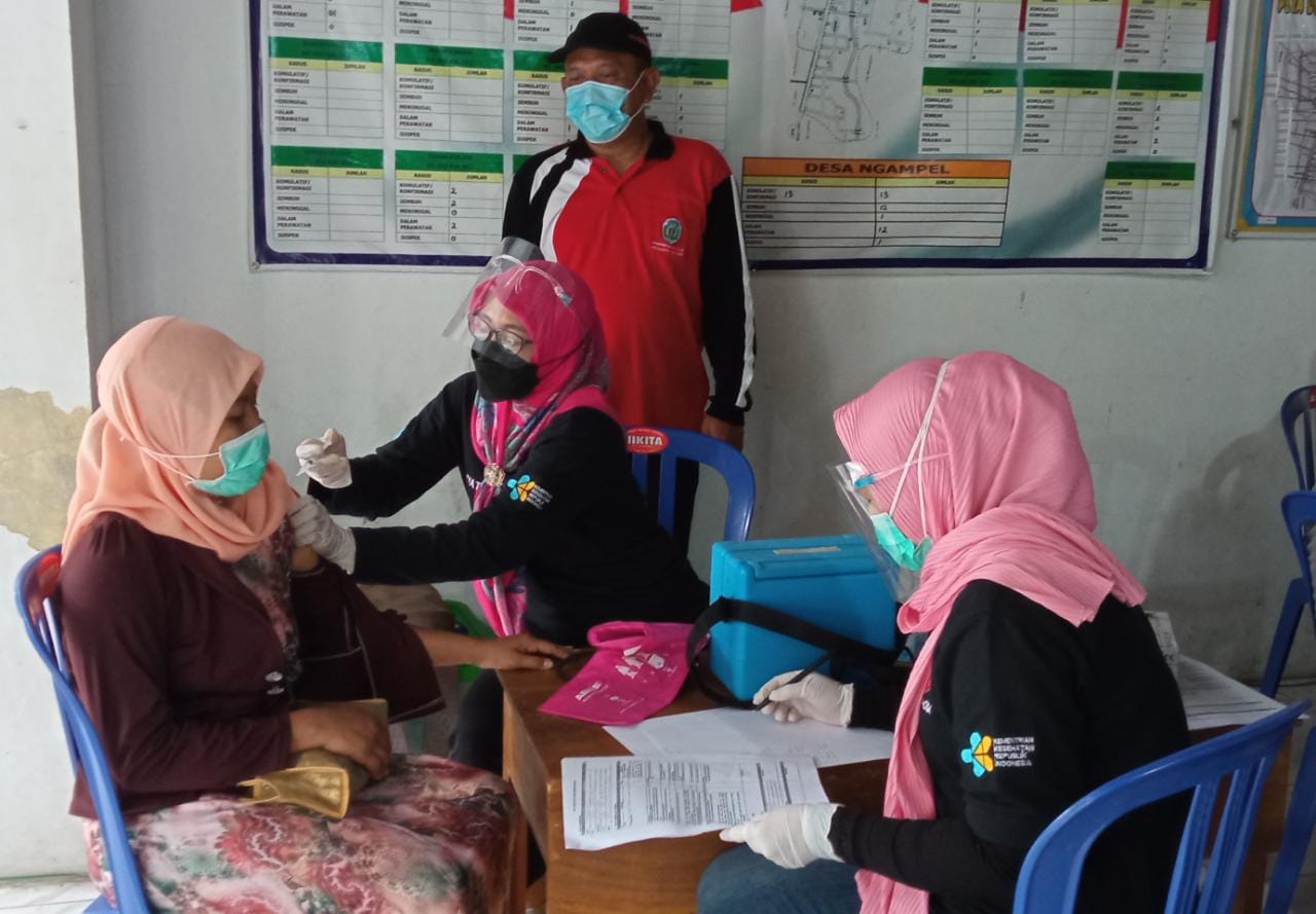 Siswanto kepala desa Ngampel Balong saat mendampingi warga vaksin COVID 19