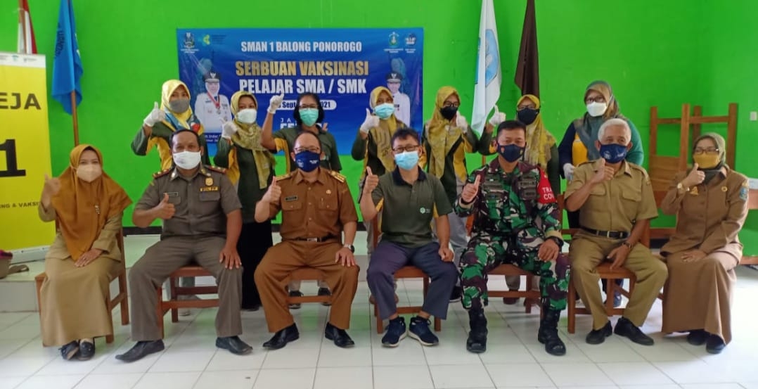 Foto berasama, Vaksin menuju Ponorogo Sehat dan
Herd Immunity 347 siswa SMAN 1 Balong di Vaksin