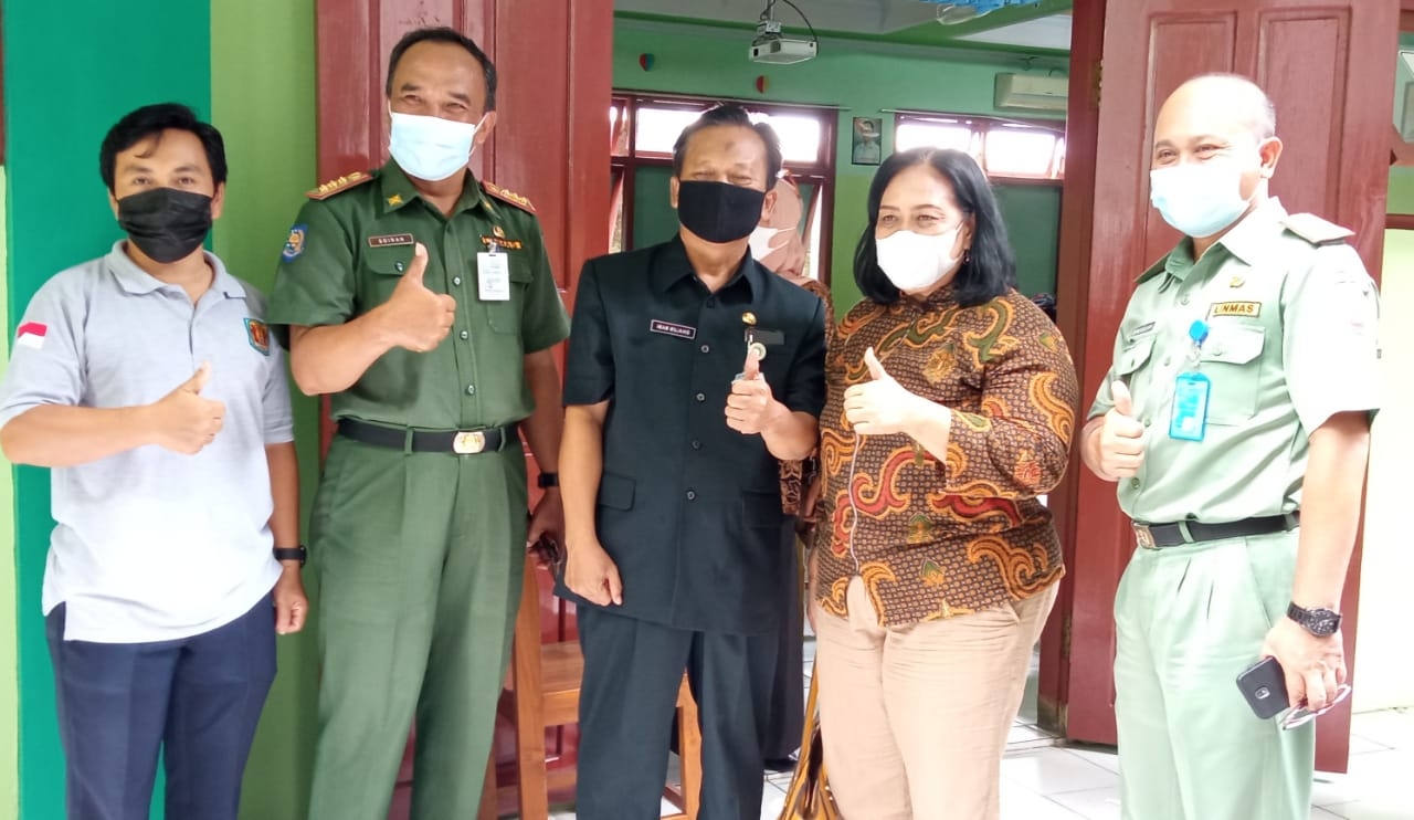 Kepala Dinas Pendidikan kabupaten Ponorogo Ir, Endang Retno Wulandari, MM, PLT Kepala Sekolah SMPN 1 bersama Team kesehatan dalam rangka menyaksikan pelaksanaan vaksin
