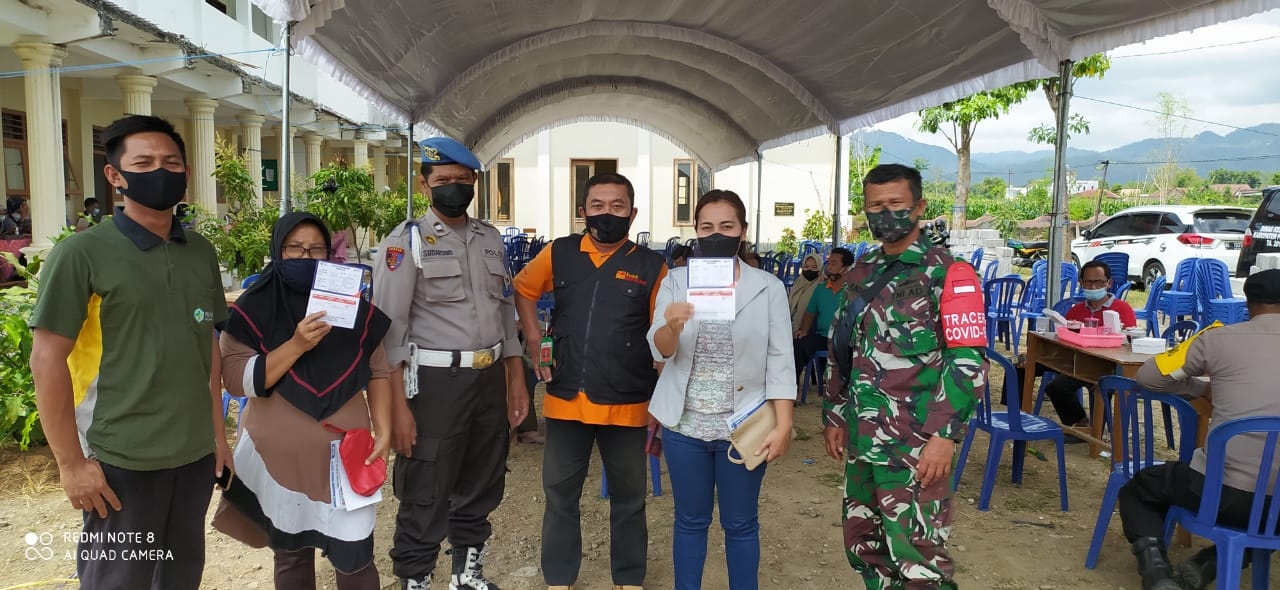 Kapolsek Balong, Kepala Sekolah MA Miftahul Ulum Ngraket, Kepala Puskesmas Balong, Kades Ngraket & Ngampel, Nakes Puskesmas Balong saat pengawasan pelak Vaksin