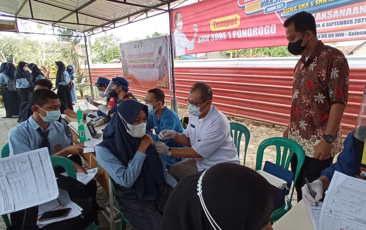Yudha kepala sekolah SMK Sore saat mendampingi siswa di vaksin.