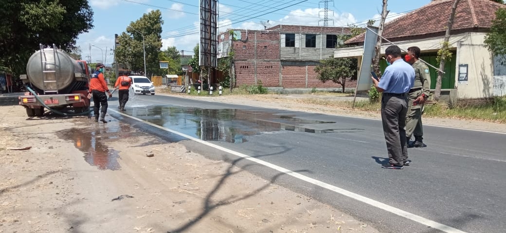 Sambut Presiden Jokowi, Dinas LH bersih bersih semen tumpah di jalan raya  Dengok