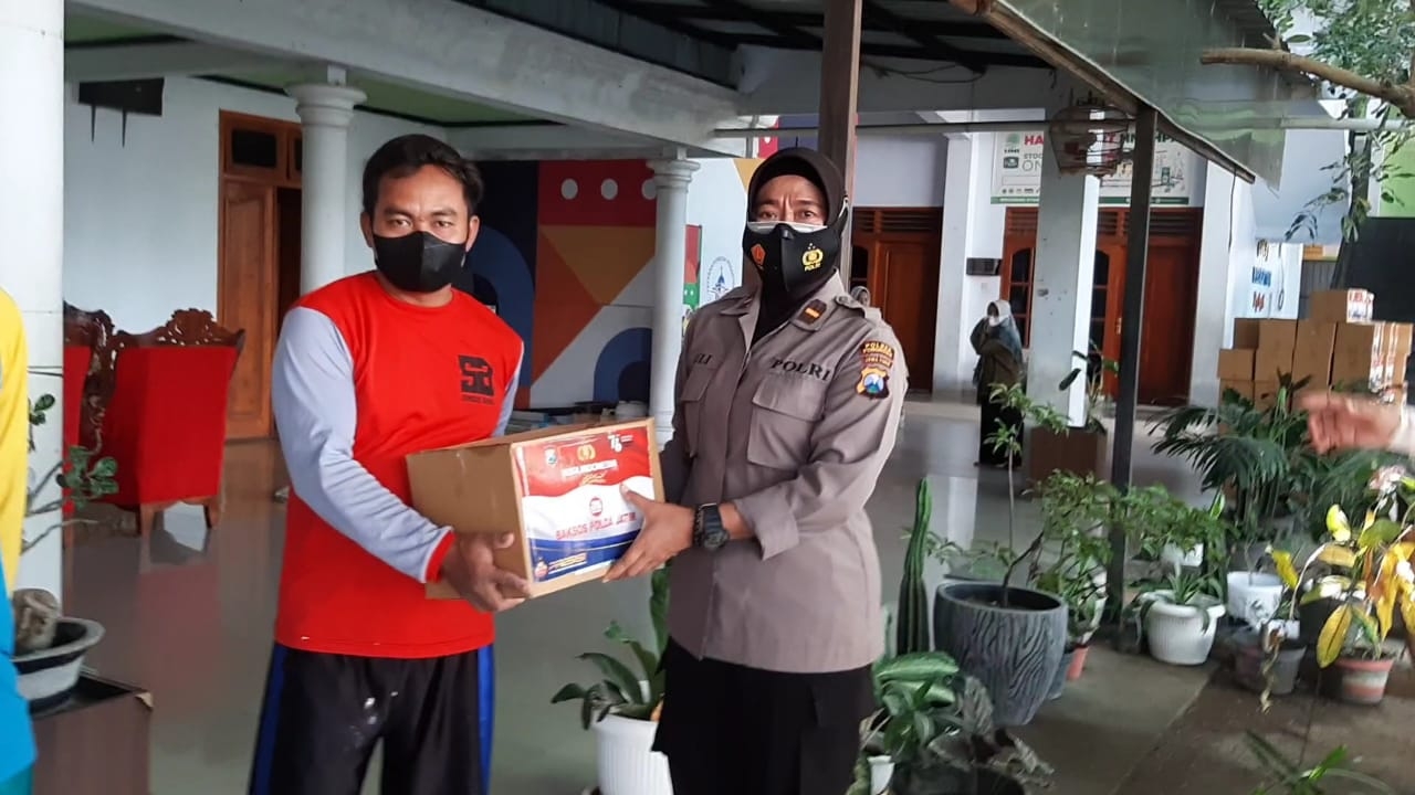 Polres Ponorogo bersama jajaran Polsek Sukorejo menggelar serbuan vaksinasi Covid 19 dan bagikan sembako bagi masyarakat dilingkungan Ponpes Darul Falah Sukorejo Ponorogo