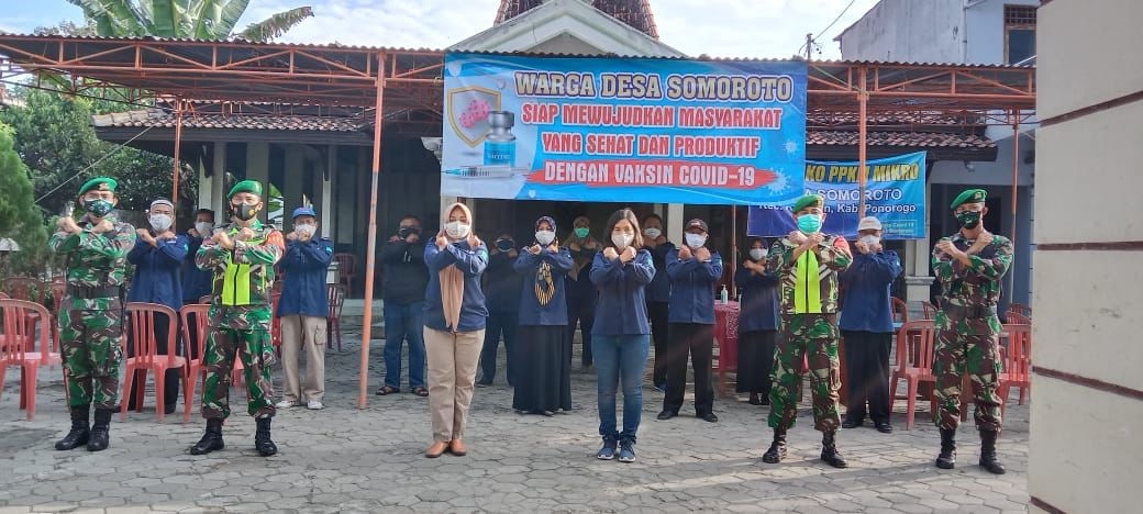 Satgas Desa Somoroto siap melawan Covid-19 dan Leila Maurita, Pj. desa Somoroto sedang dampingi warga yang di vaksin.