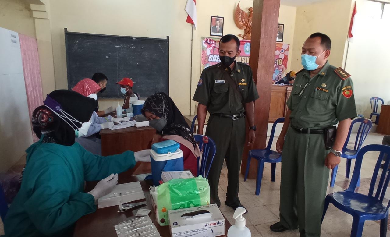 Camat Bungkal Bambang Sucipto didampingi kepala desa Sambilawang Sumadi saat meninjau vaksinisasi