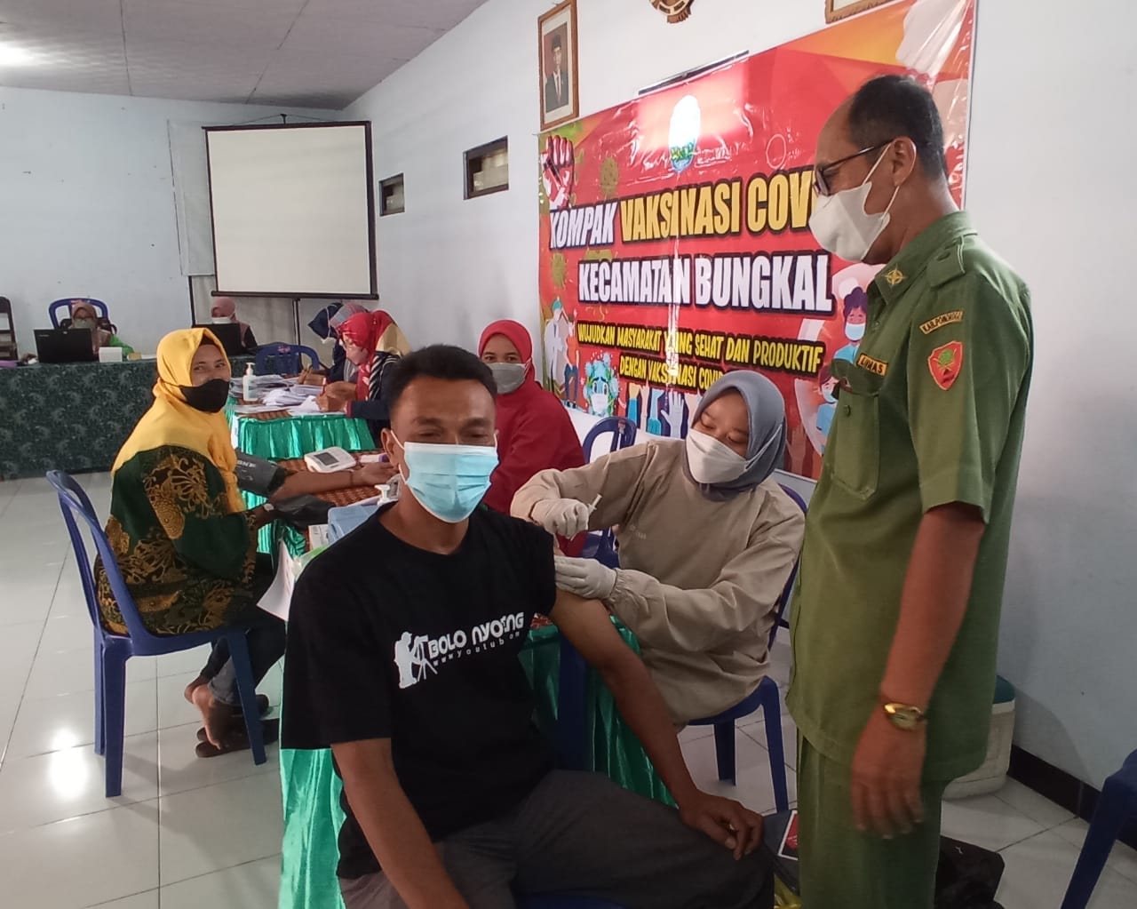 Siswandi Kepala Desa Bekare saat meninjau pelaksanaan vaksin