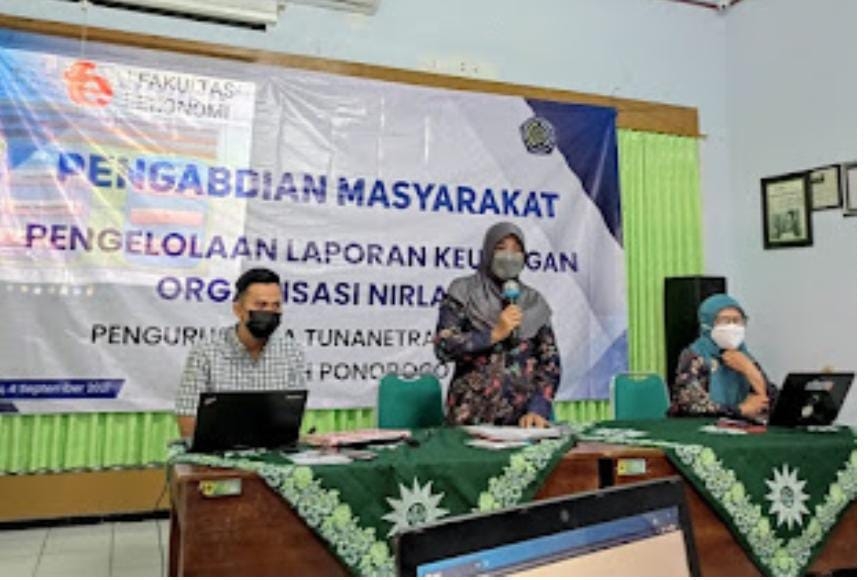 Dra. Umi Farida saat memberikan sambutan