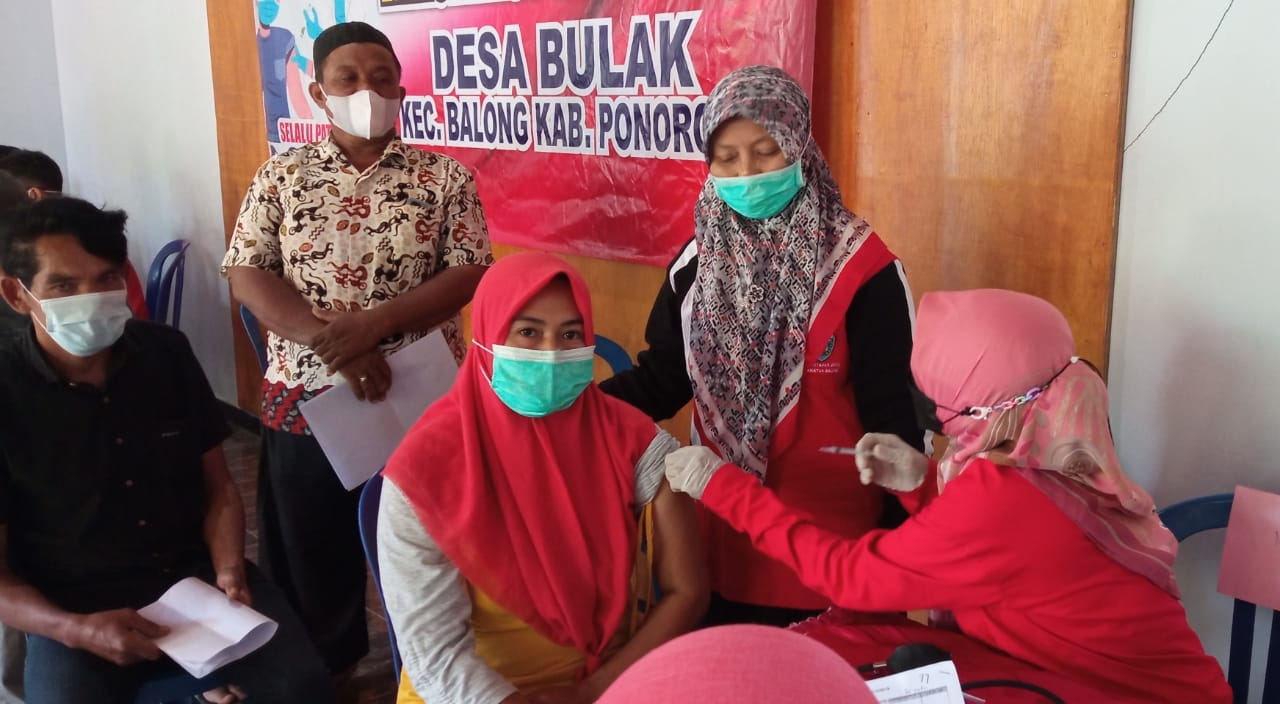Arini kepala desa Bulak saat dampingi warga di vaksin dan Antusias warga Bulak dengan prokes yang ketat saat antri di vaksin