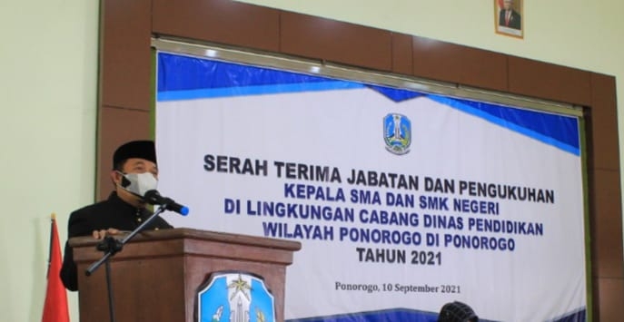 Drs. H. Nurhadi Danuri kepala cabang dinas pendidikan  wilayah Ponorogo saat sambutan dan  Kepala Sekolah baru siap mengemban amanah bertanggung jawab demi kemajuan sekolah.